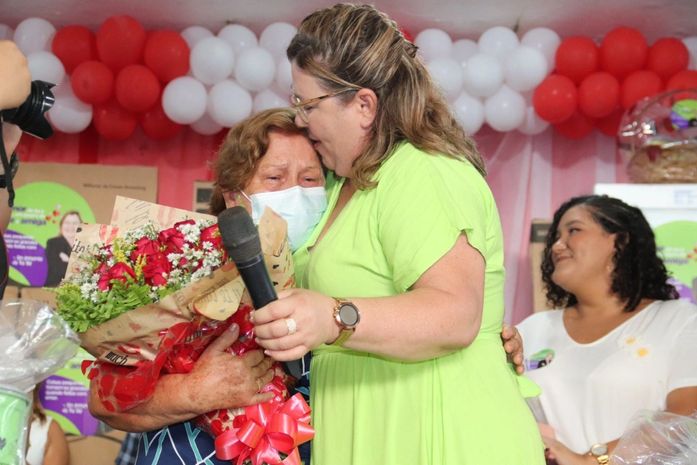 Prefeita Eronita Sposito entrega presentes em evento no dia das mães em Porto Calvo