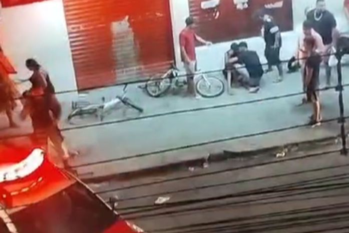 Viatura da PM perde controle e deixa três feridos após acidente no Jacintinho; veja vídeo