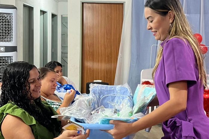 Dona Cegonha: em alusão ao dia das mães, Assistência Social de Santana do Mundaú entrega kits de enxoval
