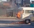 Kombi pega fogo próximo a posto de combustíveis em Maceió