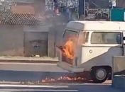 Kombi pega fogo próximo a posto de combustíveis em Maceió