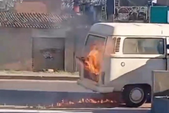 Kombi pega fogo próximo a posto de combustíveis em Maceió