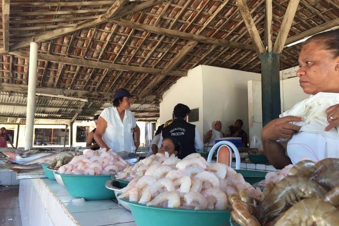 Equipes inspecionam venda de produtos das balanças de pescados de Maceió.