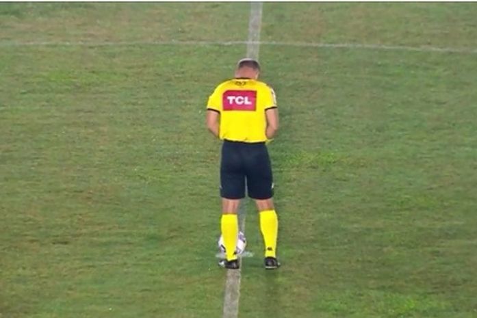 Imagens mostram árbitro alagoano urinando dentro de campo em partida da Copa do Brasil