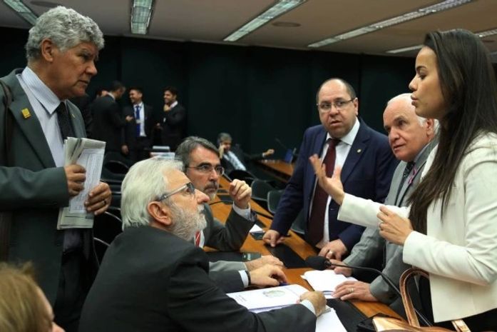 PEC da cláusula de barreira e do fim das coligações é aprovada por comissão