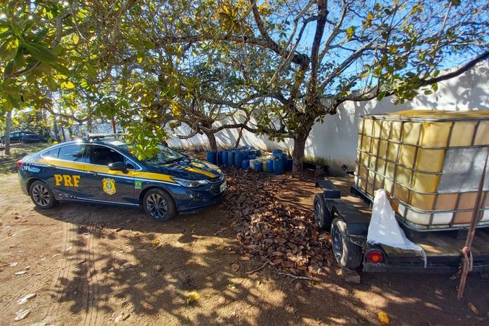 PRF apreende 2.200 litros de combustível ilegal neste sábado na BR-101