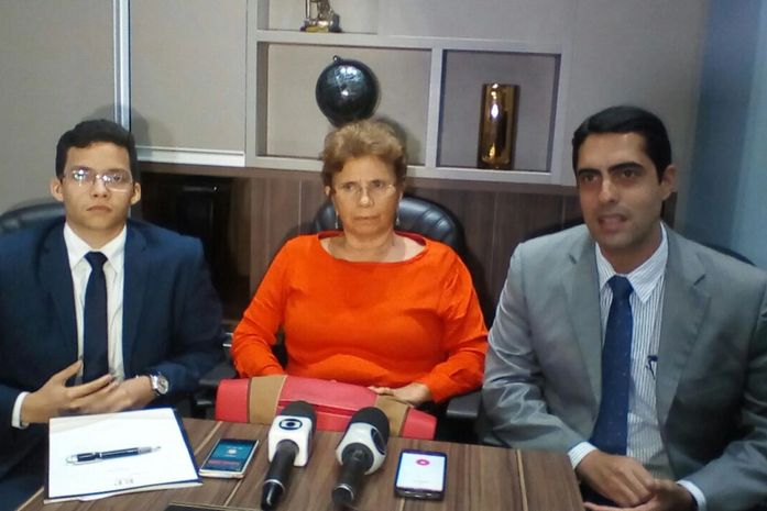 Mãe de Márcia acompanhada pelos advogados