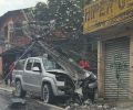 Caminhonete colide com poste e invade calçada na Leste-Oeste