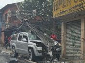 Caminhonete colide com poste e invade calçada na Leste-Oeste