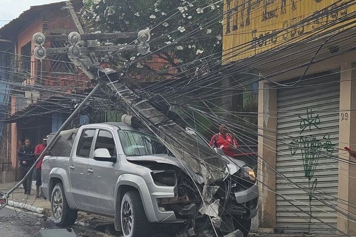 Caminhonete colide com poste e invade calçada na Leste-Oeste