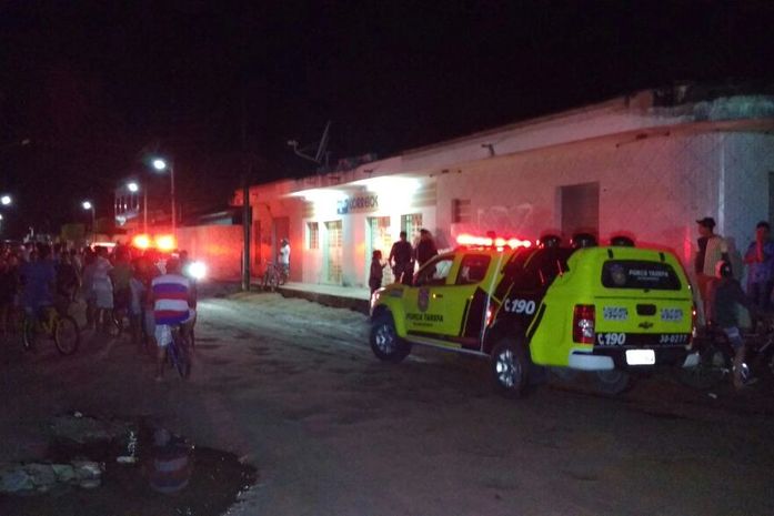 Criminosos se entregam e reféns são liberados após 5h de negociação.