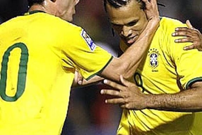 Com retorno de Kaká e brilho de Luís Fabiano, Brasil vence e ganha ânimo antes de "decisões"