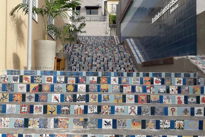 Escadaria do Antigo Colégio Guido, após conclusão do projeto sob a curadoria de Marta Arruda.