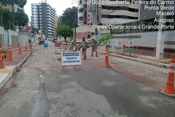 Obra em rede de esgoto interdita via na Ponta Verde; liberação deve ocorrer neste domingo (3)