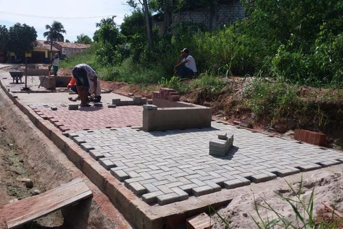 Henrique Vilela cobra IPTU mostrando obras que Porto de Pedras vem ganhando