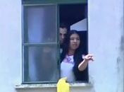 Lindemberg e Eloá na janela do apartamento em que a jovem foi mantida refém.