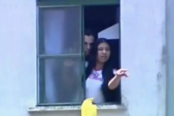 Lindemberg e Eloá na janela do apartamento em que a jovem foi mantida refém.