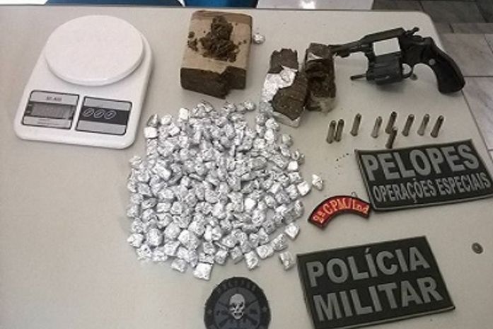 Menor armado é apreendido com 1kg de maconha