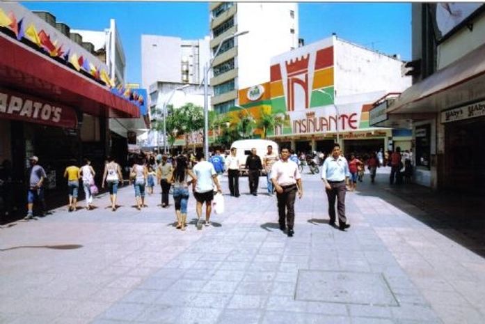 Comércio abre normalmente