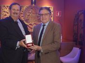Desembargador Fernando Norberto entrega a Medalha Comemorativa do Mérito Judiciário para Antonio Noya