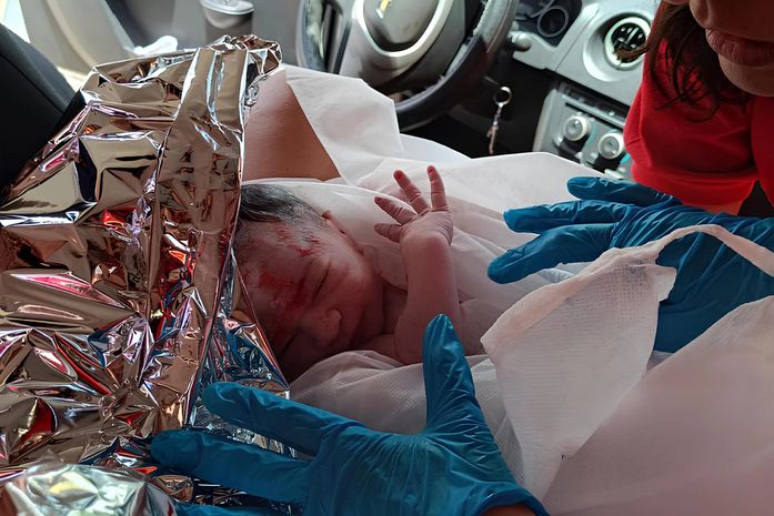 Grávida dá à luz em rodovia após carro quebrar no interior de AL