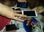 Presos mostram celulares e fazem símbolo em alusão à facção