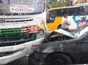 Colisão foi registrada na manhã deste sábado (6).