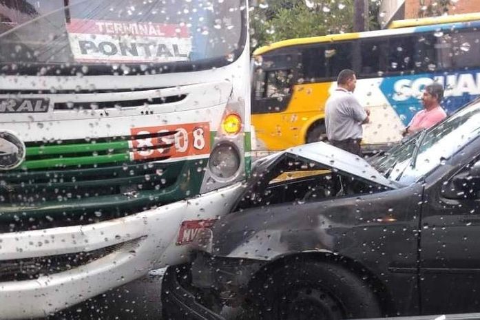 Colisão foi registrada na manhã deste sábado (6).