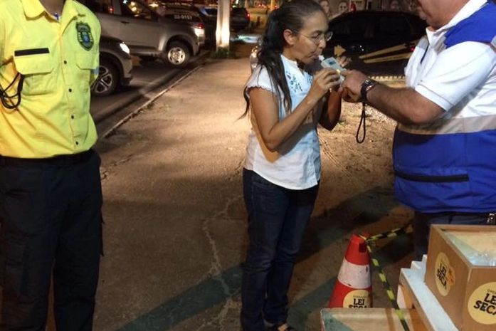 Heloisa Helena é parada e elogia trabalho da Lei Seca