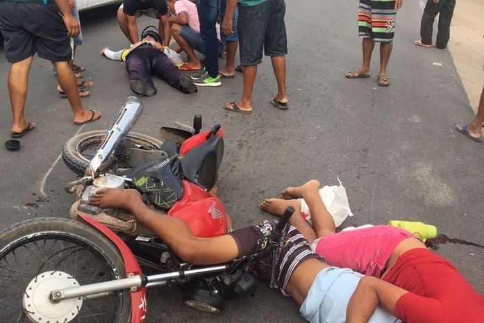 Três pessoas ficam feridas após colisão entre duas motocicletas na AL220