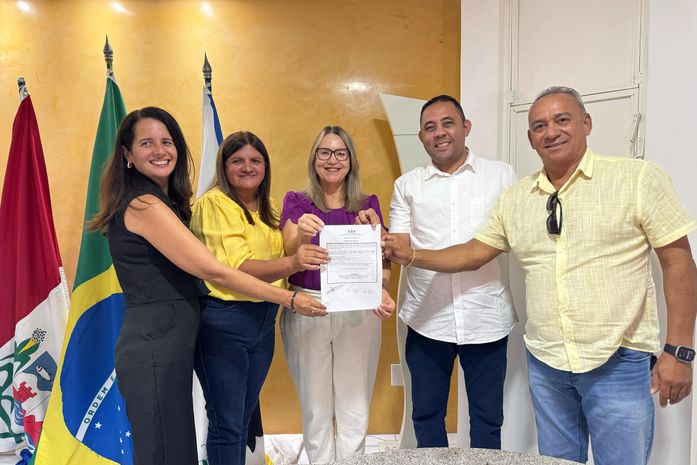 Ziane Costa assina ordem de serviço para a construção da sede própria da Secretaria de Saúde