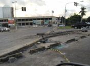 Motorista derruba poste durante grave acidente em frente ao Shopping Pátio