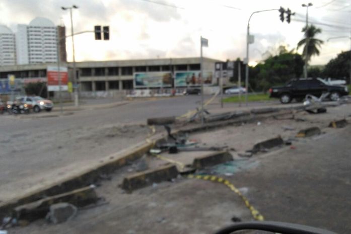 Motorista derruba poste durante grave acidente em frente ao Shopping Pátio