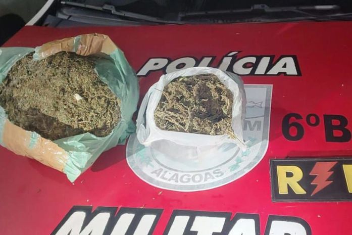 Arma de fogo e 1,2 kg de maconha são apreendidos após abordagens da PM em Maragogi