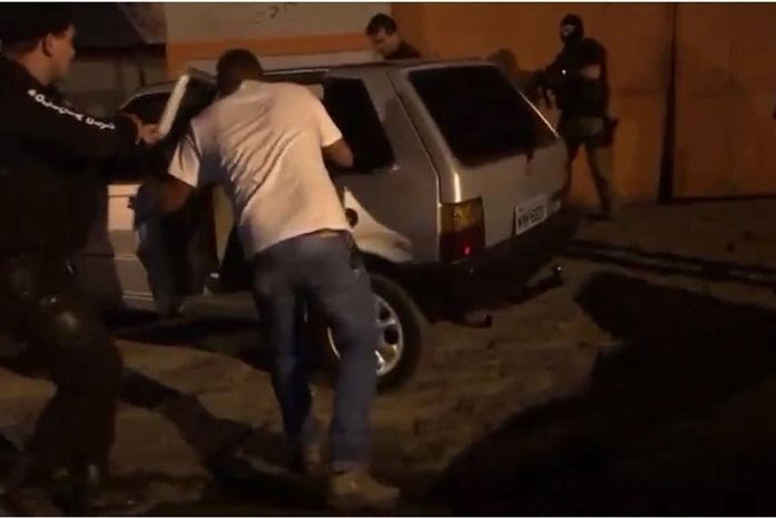 Para extorquir mãe, filho simula o próprio sequestro com traficantes e pede resgate