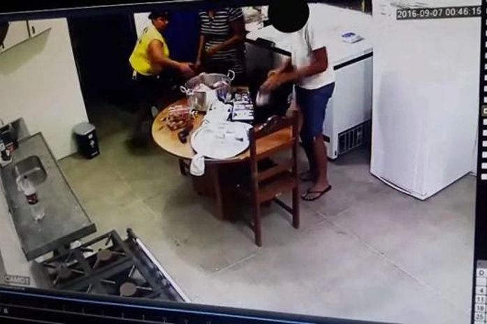 Grupo foi flagrado furtando merenda