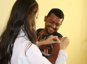 Pessoas em situação de rua são vacinadas contra gripe em Arapiraca