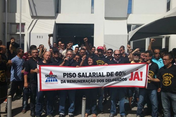 Policiais civis fazem ato na porta da Seplag