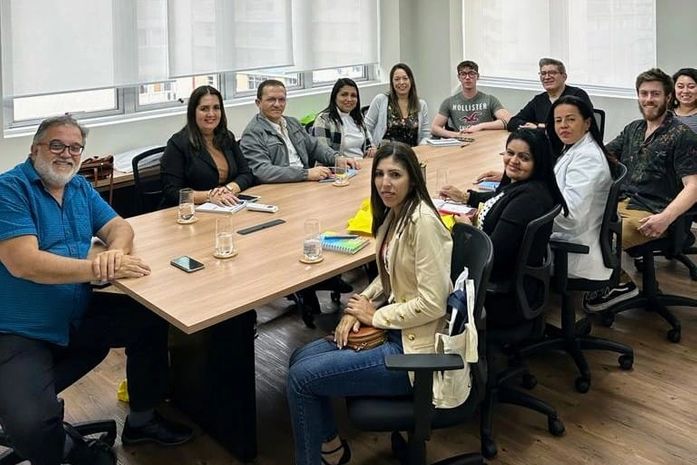Equipe técnica da educação de Limoeiro de Anadia se reúne com empresa responsável pelos tablets entregues na rede municipal