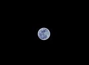 Além de estar mais próxima da terra, lua é chamada de 'Superlua azul' por ser a segunda lua cheia do mês.
