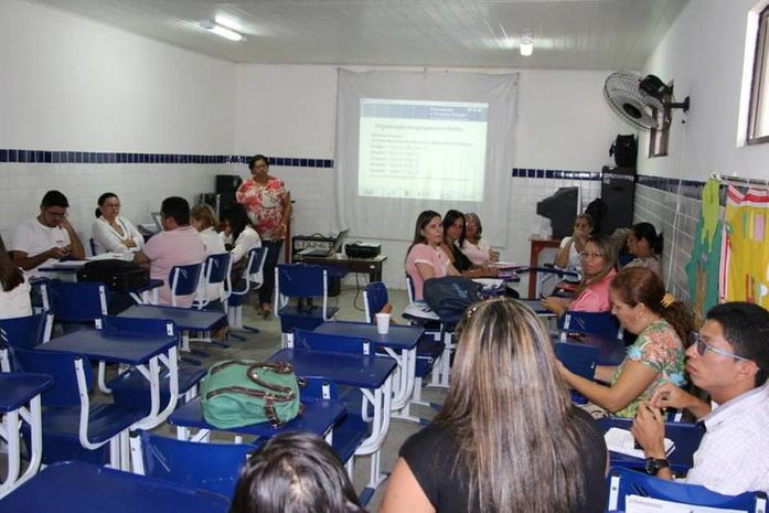 Delmiro sedia 2° encontro de capacitação para o Plano Municipal de Educação