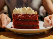 Homem é preso após ameaçar esposa e convidados por não ganhar primeiro pedaço de bolo em aniversário