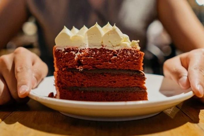 Homem é preso após ameaçar esposa e convidados por não ganhar primeiro pedaço de bolo em aniversário