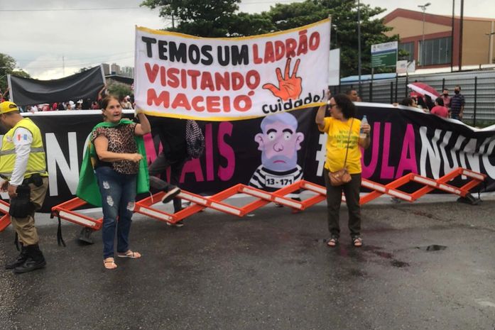 Protesto contra Lula na entrada do Centro de Convenções