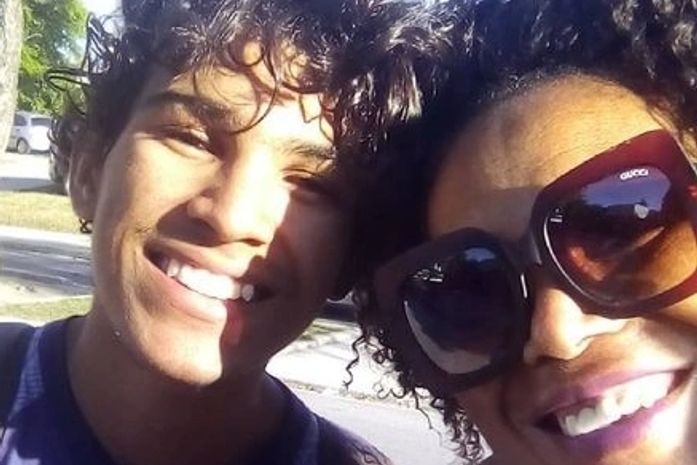 Agradeci ao menino de sorriso bonito, a felicidade pulando corda na alma da gente.