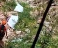 Mulher é resgatada pelos bombeiros após cair em ribanceira de difícil acesso