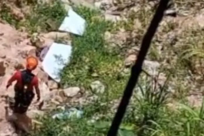 Mulher é resgatada pelos bombeiros após cair em ribanceira de difícil acesso