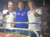 Kiko Pereira entre Paulo Dantas e Renan Filho na carreata da noite desta quarta-feira, 12,  em São Sebastião