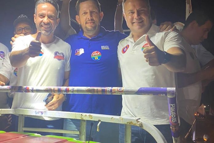 Kiko Pereira entre Paulo Dantas e Renan Filho na carreata da noite desta quarta-feira, 12, em São Sebastião