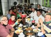 Na base do “faça o que eu digo, mas não faça o que eu faço”, prefeito é flagrado em aglomeração